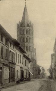 Photo de la Rue Gambetta et du clocher en 1927.